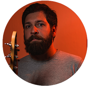 Nenad Natosevic spielt den Bass bei Alexxpark